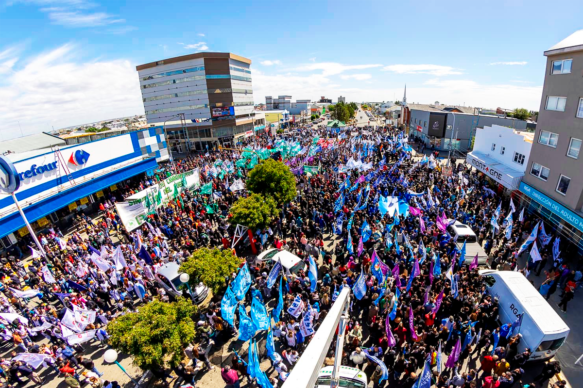 Con fuerte rechazo al DNU y la Ley mnibus, la ciudadana de Ro Grande protest en las calles