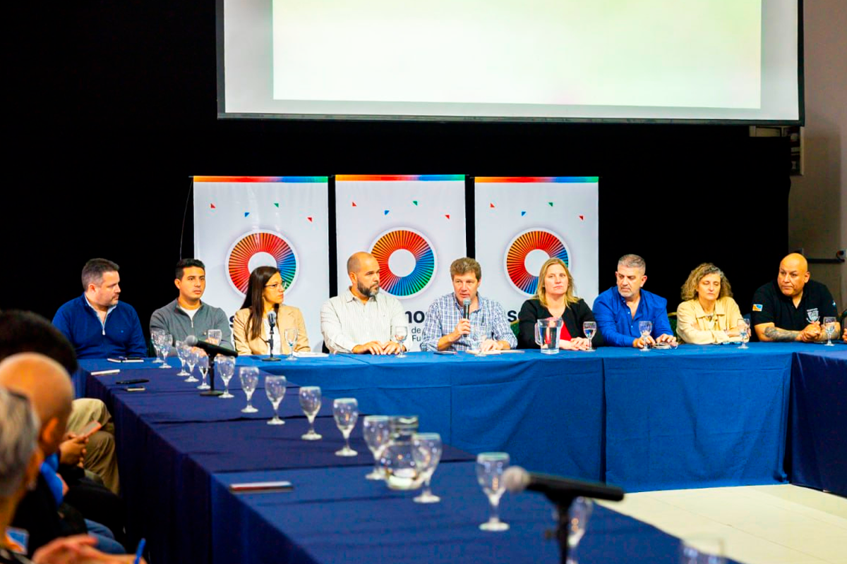 Paritarias 2024: Melella convoc a los gremios, pero se reuni aparte con SUTEF