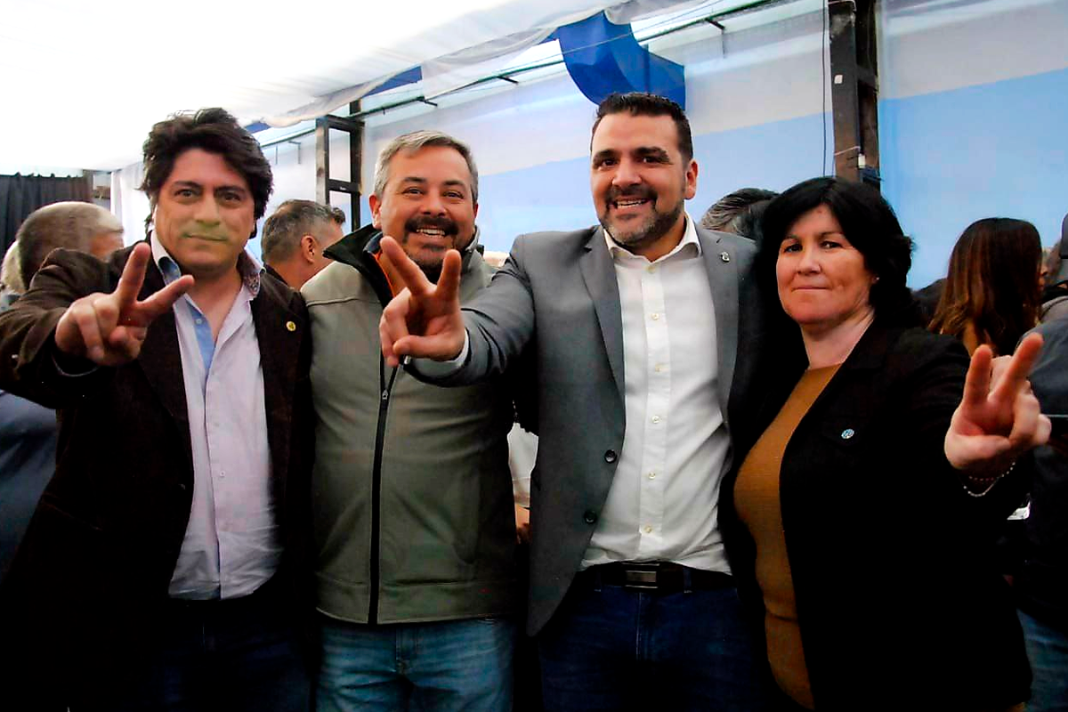 Sin pudor: Rodrguez Ojeda y Muoz posaron sonrientes junto a Vuoto en Ushuaia
